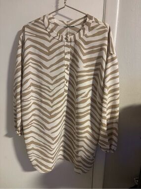 NWT Zebra Print Blouse Neutral Tan White Long Sleeve Top
(983)